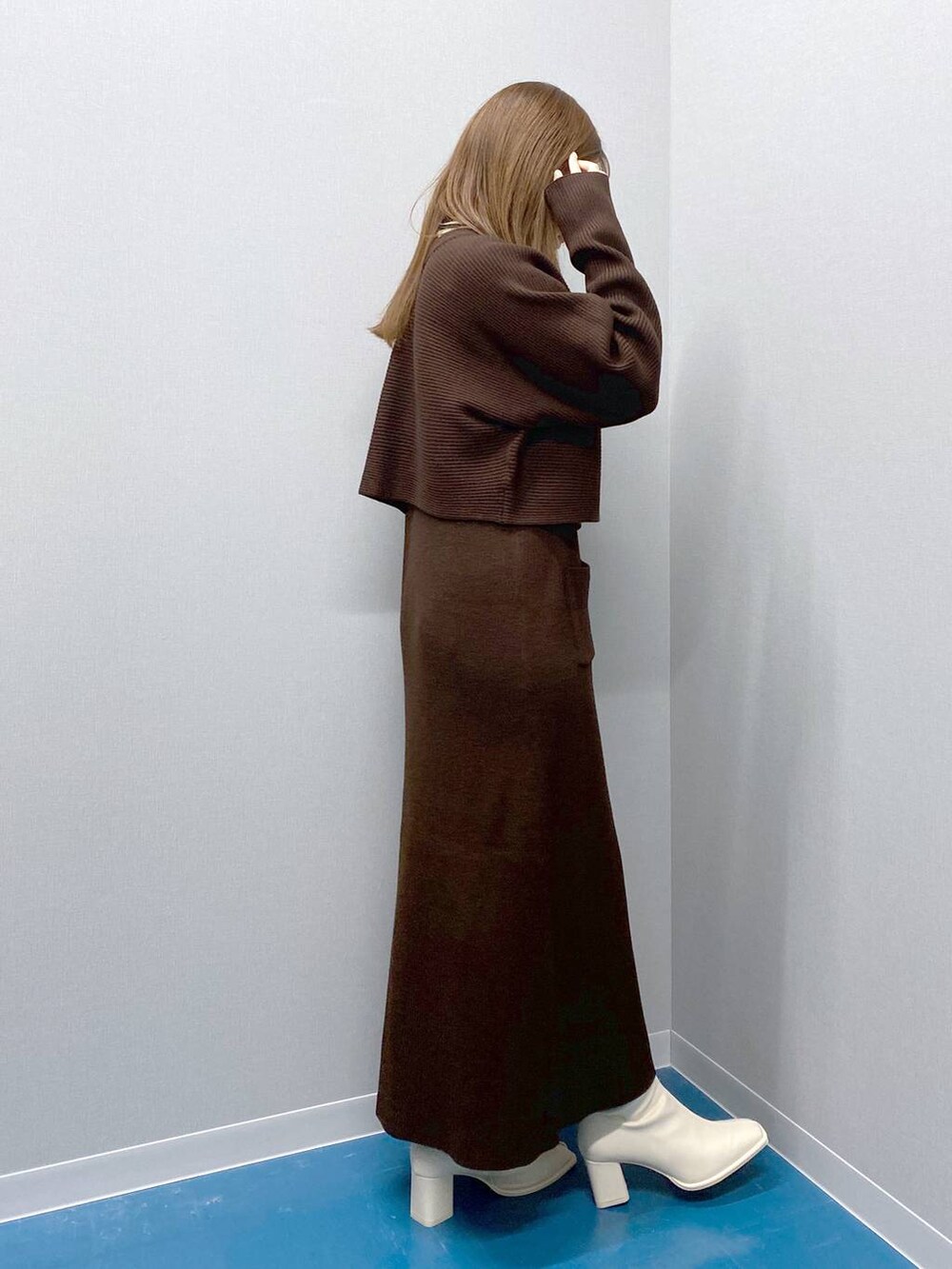 ホワイト系のTシャツ/カットソー、ホワイト系のショルダーバッグ、ブラウン系のトレンチコートを着用したレディースの冬コーディネートの6枚目の写真