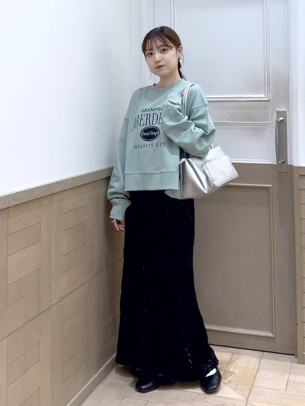 「低身長、ベーシック/シンプル、スウェット、ワンピース、キャミワンピース、LOWRYS FARM、カジュアルコーデ、大人女子カジュアル_LOWRYS FARM」｜「LOWRYS FARMのＵＳＡウラケロゴＬＳ 133785（スウェット、グリーン系）」を使った、のあさん（レディース・150cm）の秋コーディネートの2枚目の写真
