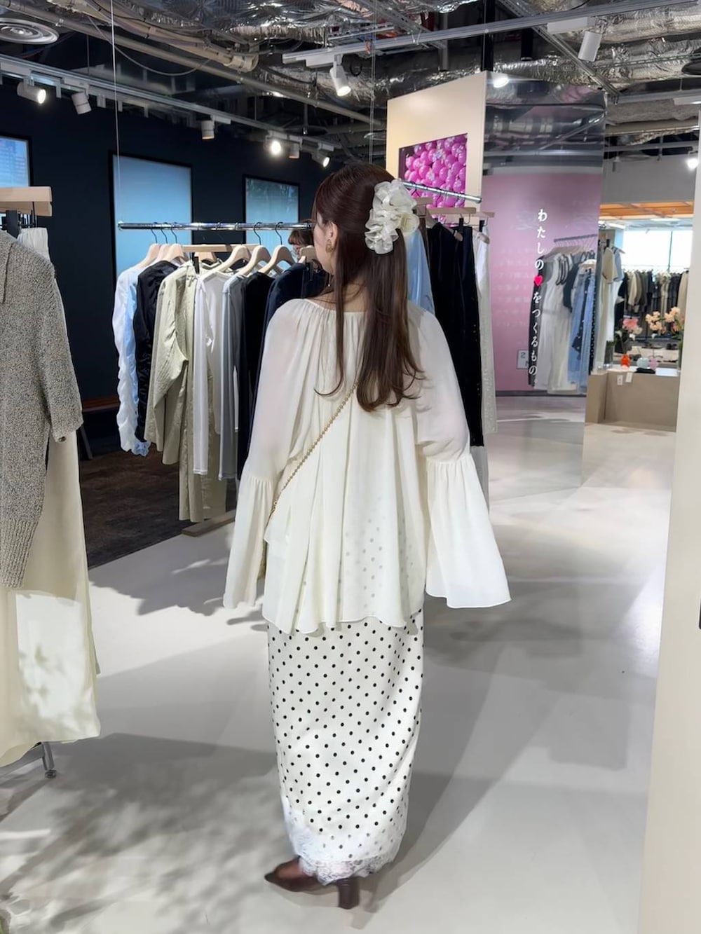 ゴールド系のショルダーバッグ、ブラウン系のサンダル、ホワイト系のスカートを着用したレディースの春コーディネートの8枚目の写真