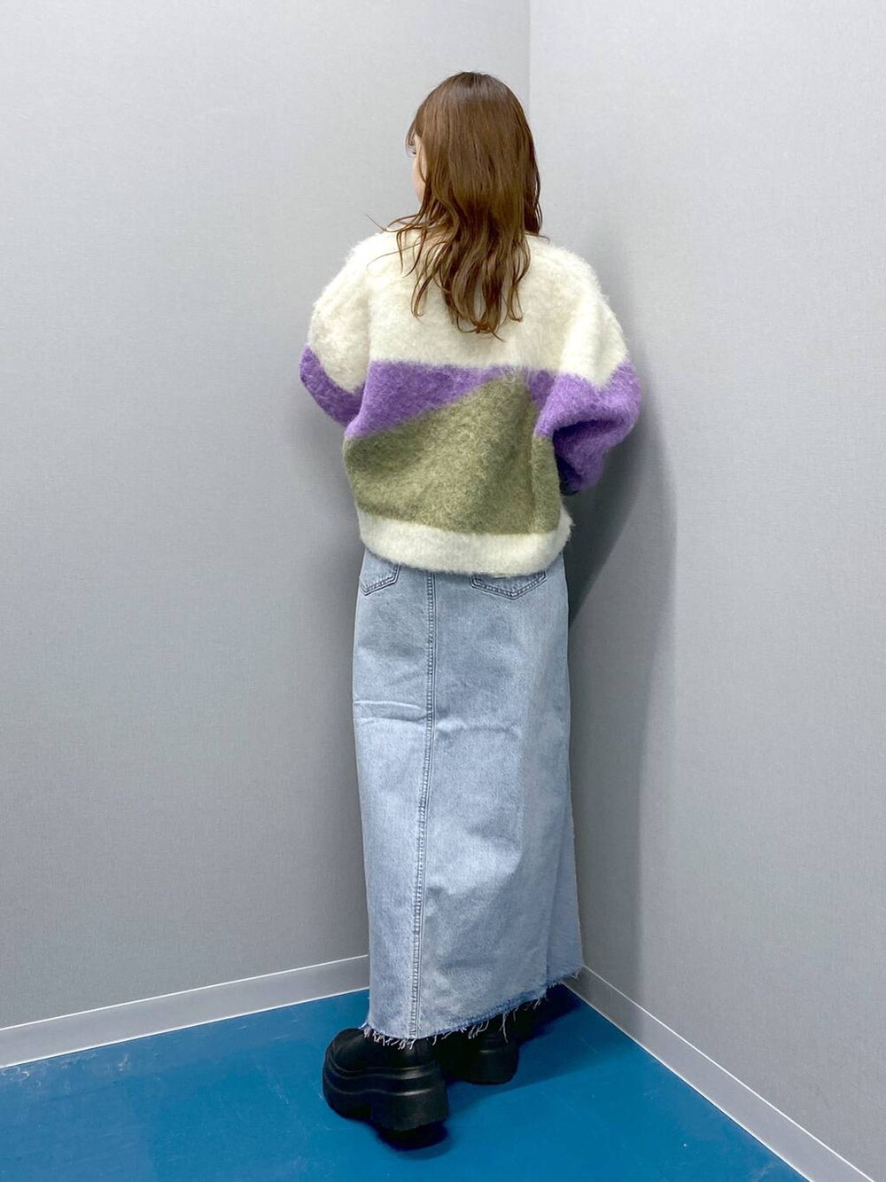 ブラック系のブーツ、ブラック系のショルダーバッグ、パープル系のニット/セーターを着用したレディースの冬コーディネートの3枚目の写真