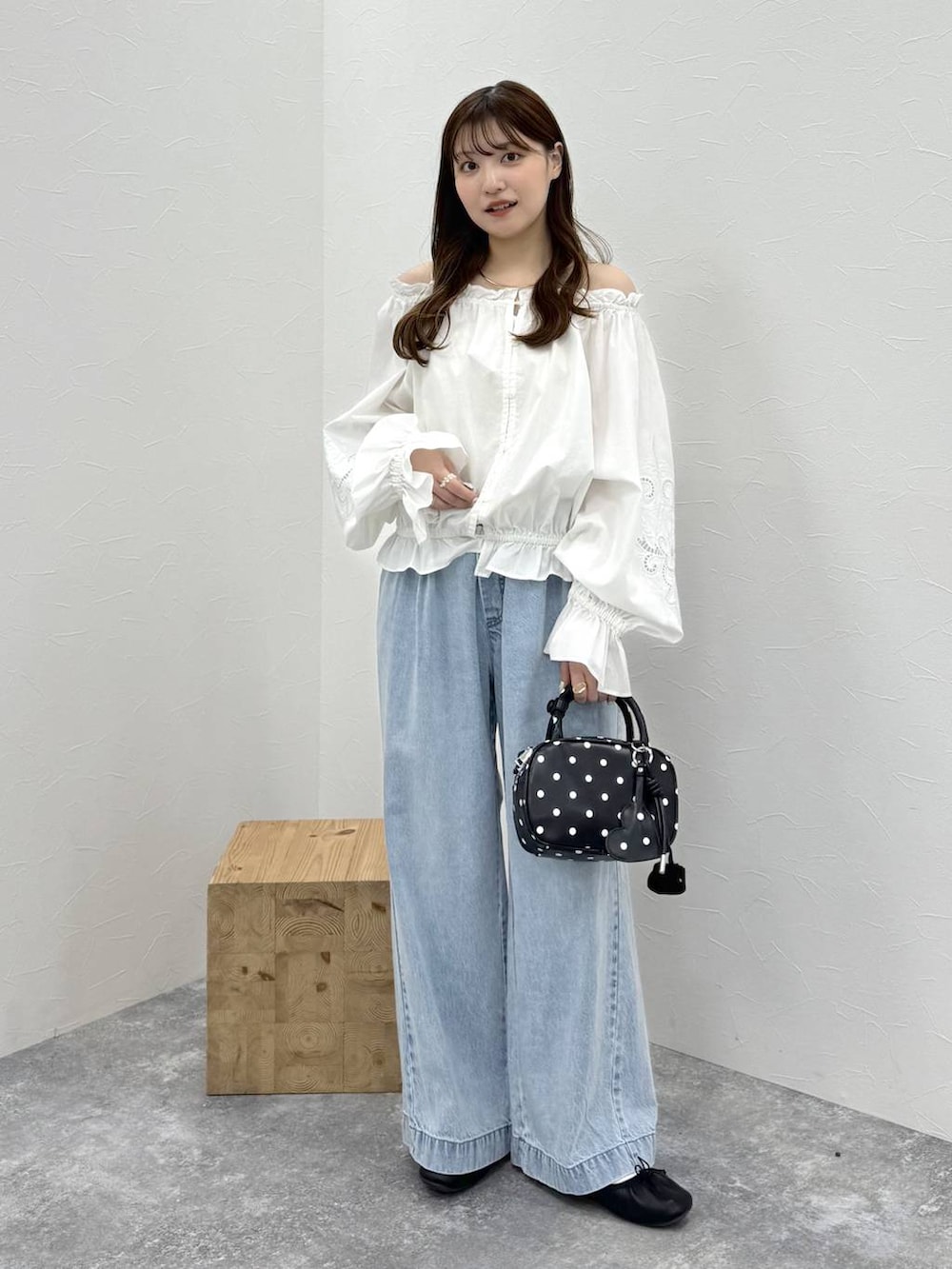 その他のボストンバッグ、ブルー系のデニムパンツ、ホワイト系のシャツ/ブラウスを着用したレディースの春コーディネートの2枚目の写真