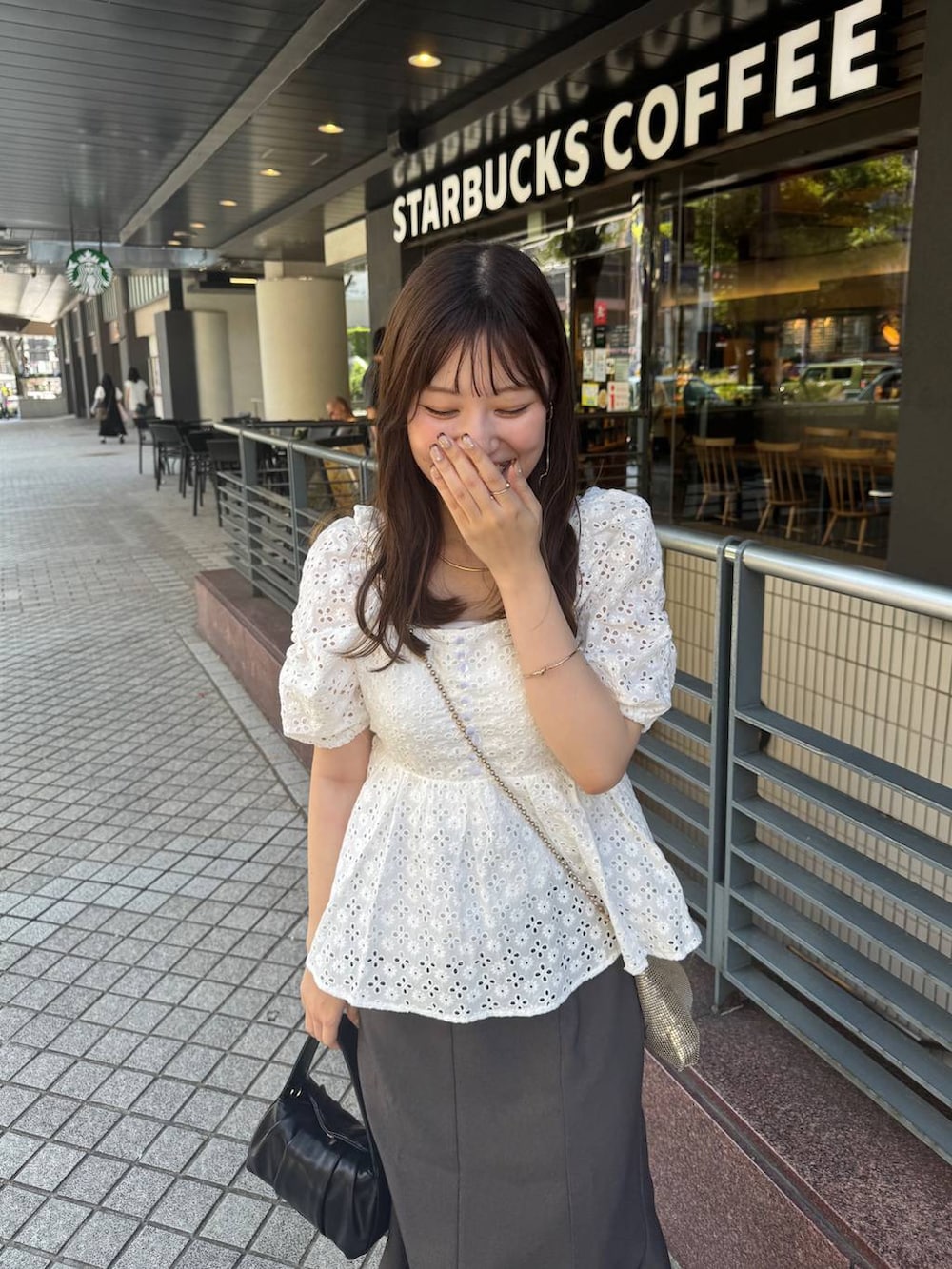 ホワイト系のシャツ/ブラウスを着用したレディースの夏コーディネートの3枚目の写真