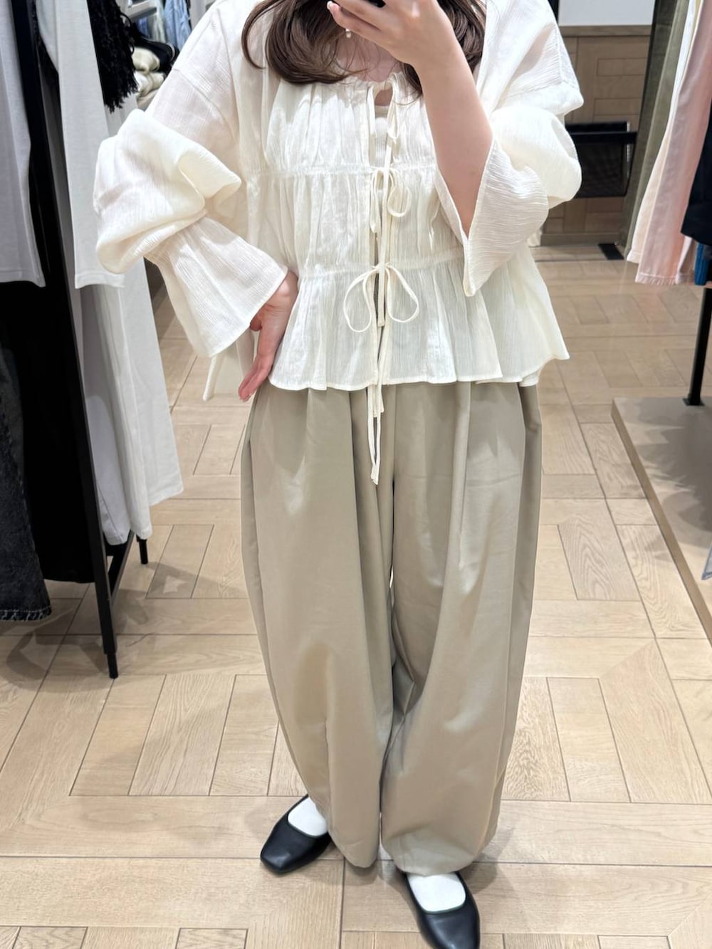 ホワイト系のシャツ/ブラウス、ベージュ系のその他パンツを着用したレディースの春コーディネートの3枚目の写真