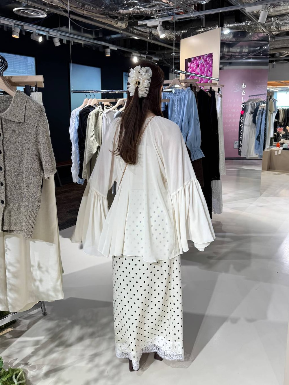 ゴールド系のショルダーバッグ、ブラウン系のサンダル、ホワイト系のスカートを着用したレディースの春コーディネートの3枚目の写真