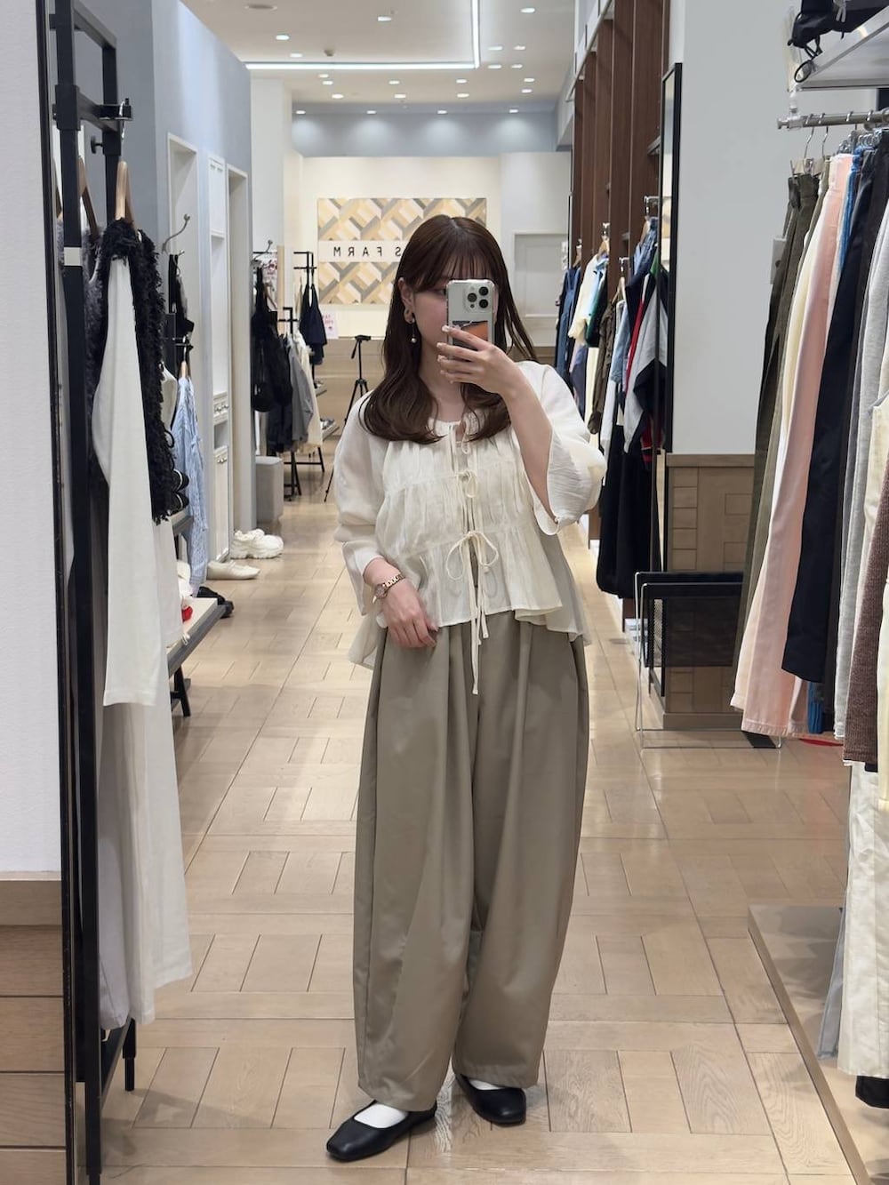 ホワイト系のシャツ/ブラウス、ベージュ系のその他パンツを着用したレディースの春コーディネートの2枚目の写真