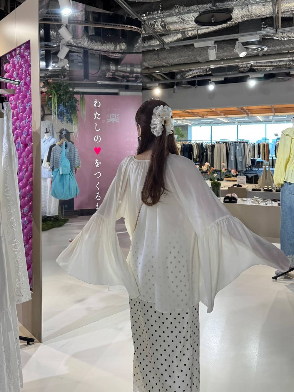 ゴールド系のショルダーバッグ、ブラウン系のサンダル、ホワイト系のスカートを着用したレディースの春コーディネートの6枚目の写真