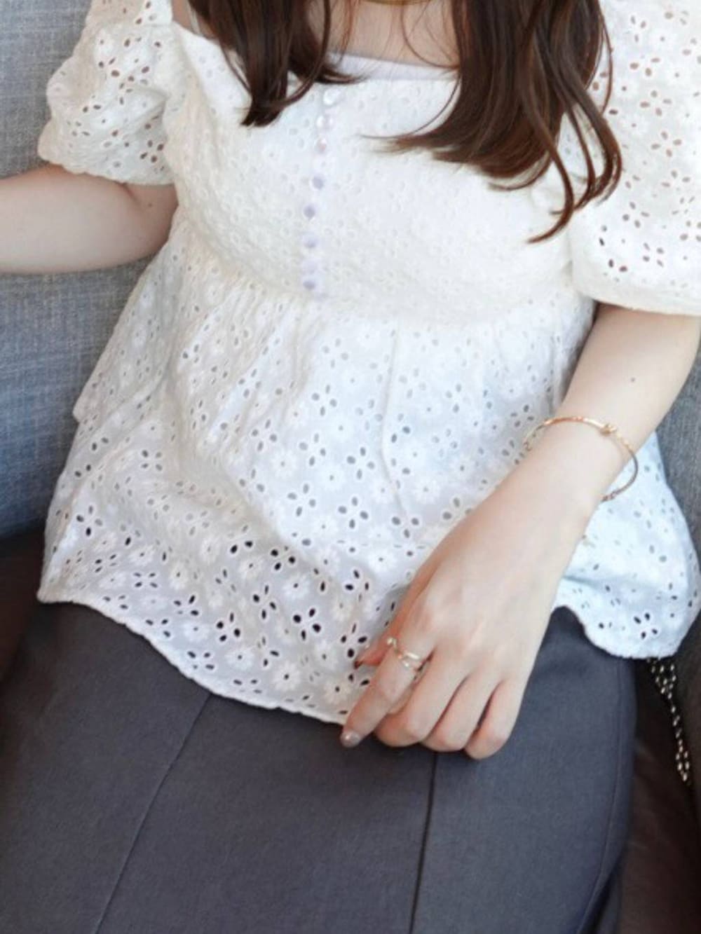 ホワイト系のシャツ/ブラウスを着用したレディースの夏コーディネートの2枚目の写真