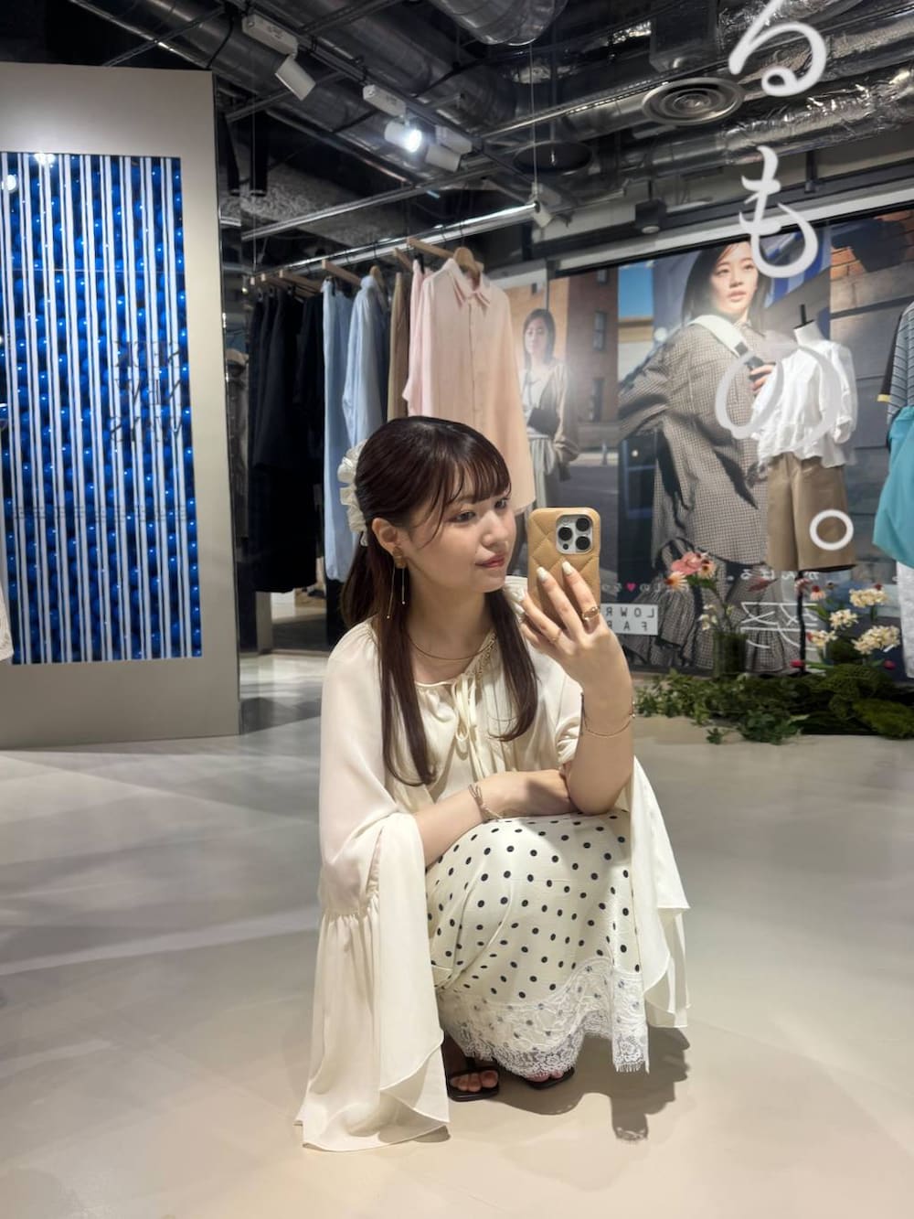 ゴールド系のショルダーバッグ、ブラウン系のサンダル、ホワイト系のスカートを着用したレディースの春コーディネートの7枚目の写真