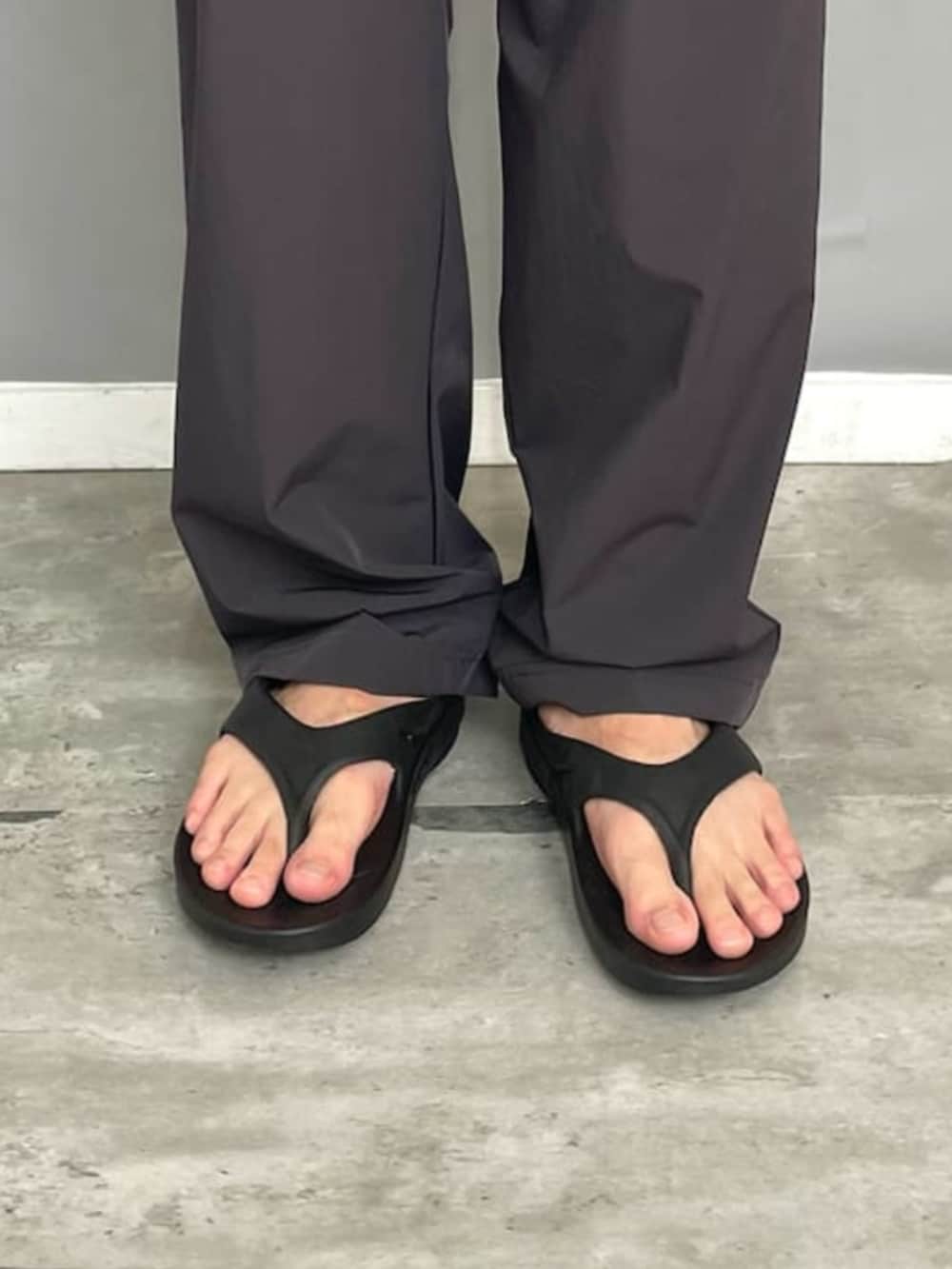 グレー系のその他パンツ、ブラック系のサンダルを着用したメンズの夏コーディネートの7枚目の写真
