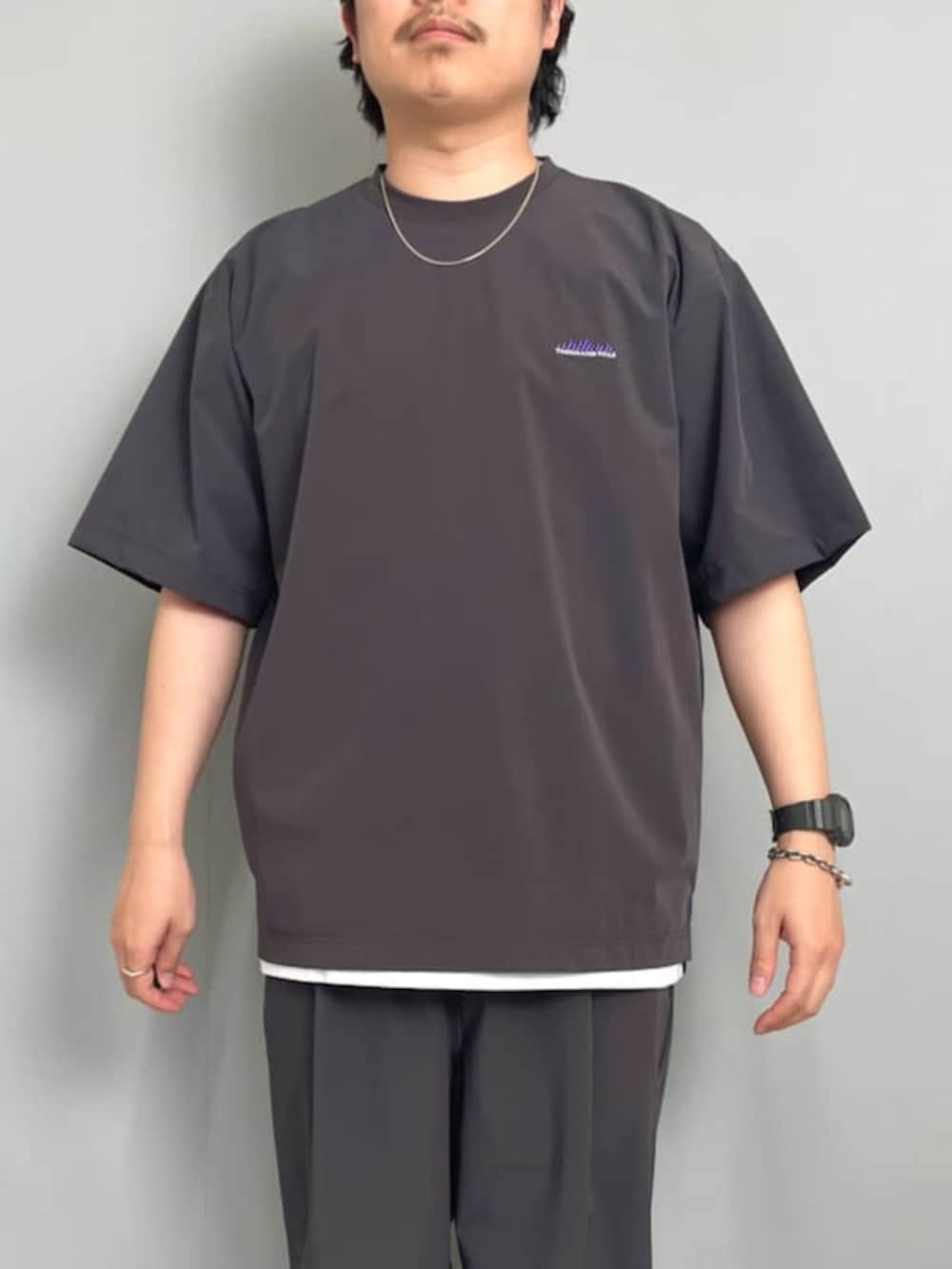 グレー系のその他パンツ、ブラック系のサンダルを着用したメンズの夏コーディネートの4枚目の写真