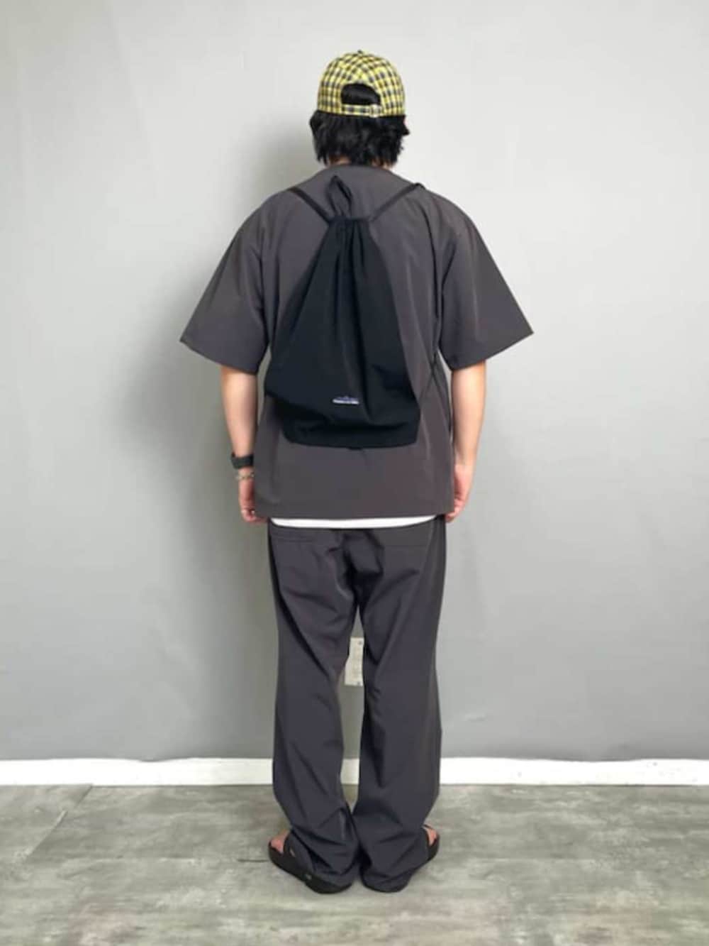 グレー系のその他パンツ、ブラック系のサンダルを着用したメンズの夏コーディネートの3枚目の写真