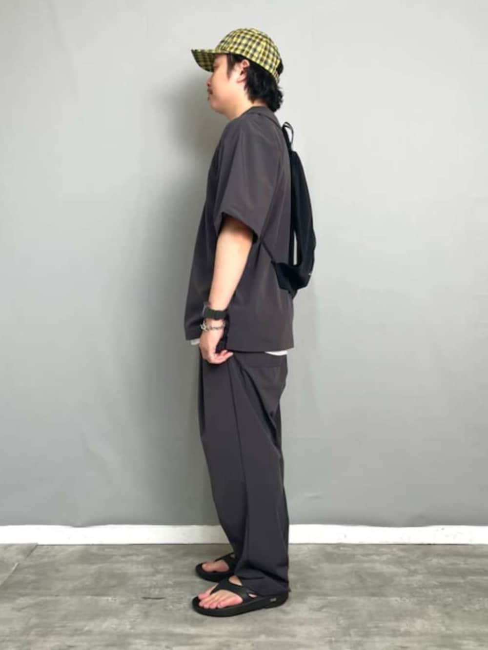 グレー系のその他パンツ、ブラック系のサンダルを着用したメンズの夏コーディネートの2枚目の写真
