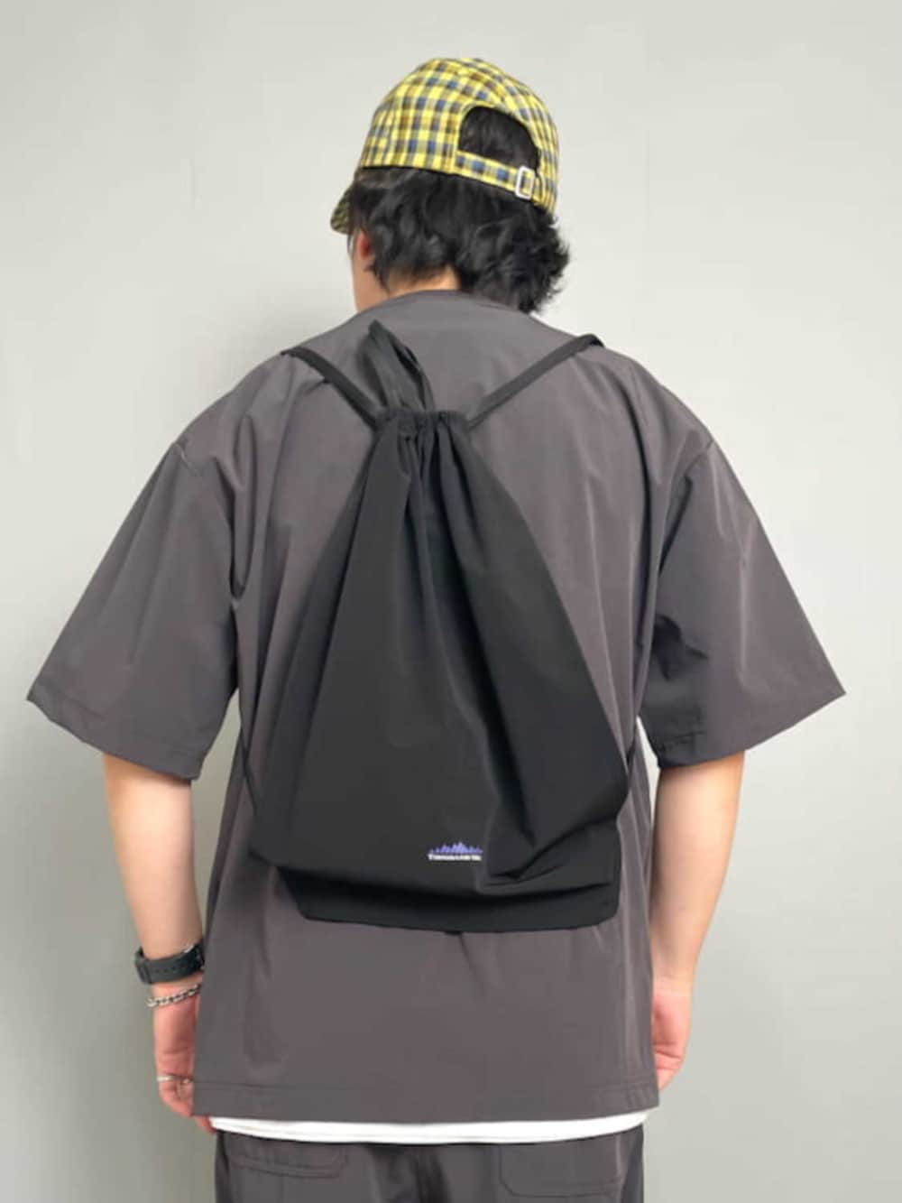 グレー系のその他パンツ、ブラック系のサンダルを着用したメンズの夏コーディネートの6枚目の写真