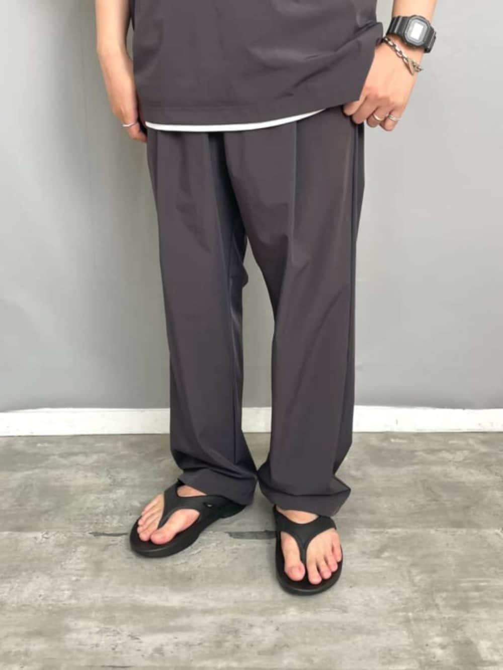 グレー系のその他パンツ、ブラック系のサンダルを着用したメンズの夏コーディネートの5枚目の写真