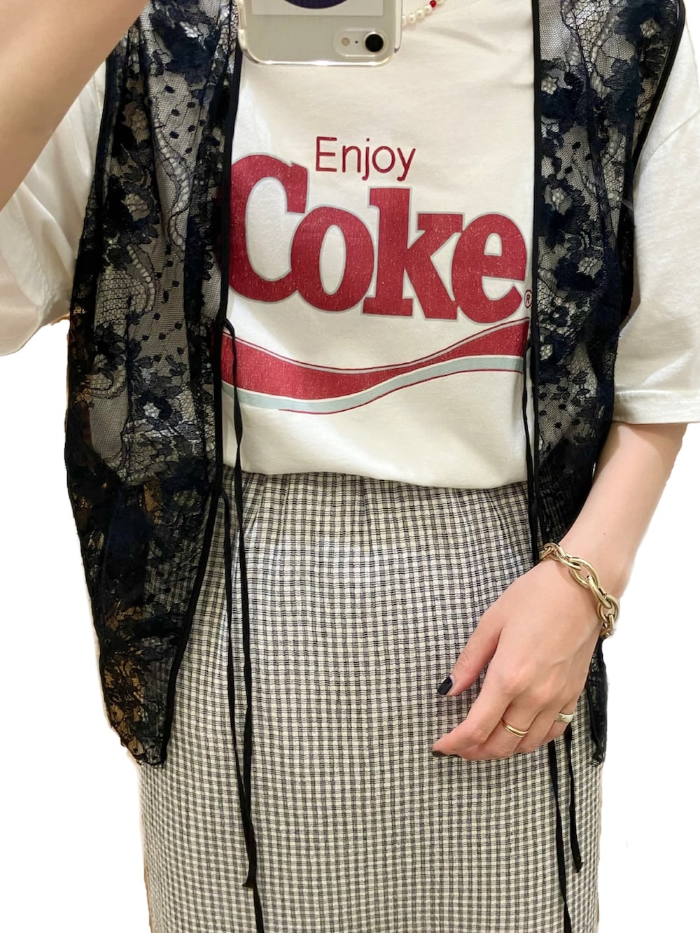 ホワイト系のTシャツ/カットソー、ホワイト系のスカート、ブラック系のベストを着用したレディースの夏コーディネートの2枚目の写真