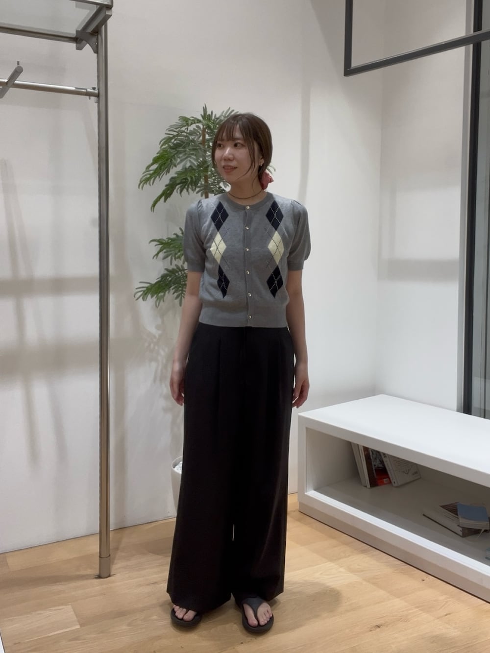 グレー系のカーディガン/ボレロ、ブラック系のその他パンツを着用したレディースの夏コーディネートの2枚目の写真