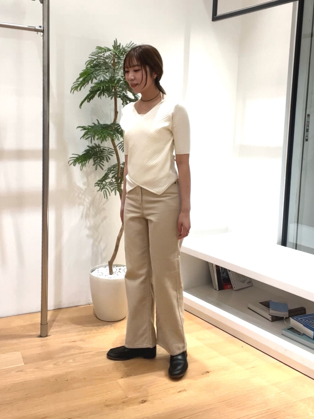 ホワイト系のニット/セーターを着用したレディースの夏コーディネートの2枚目の写真