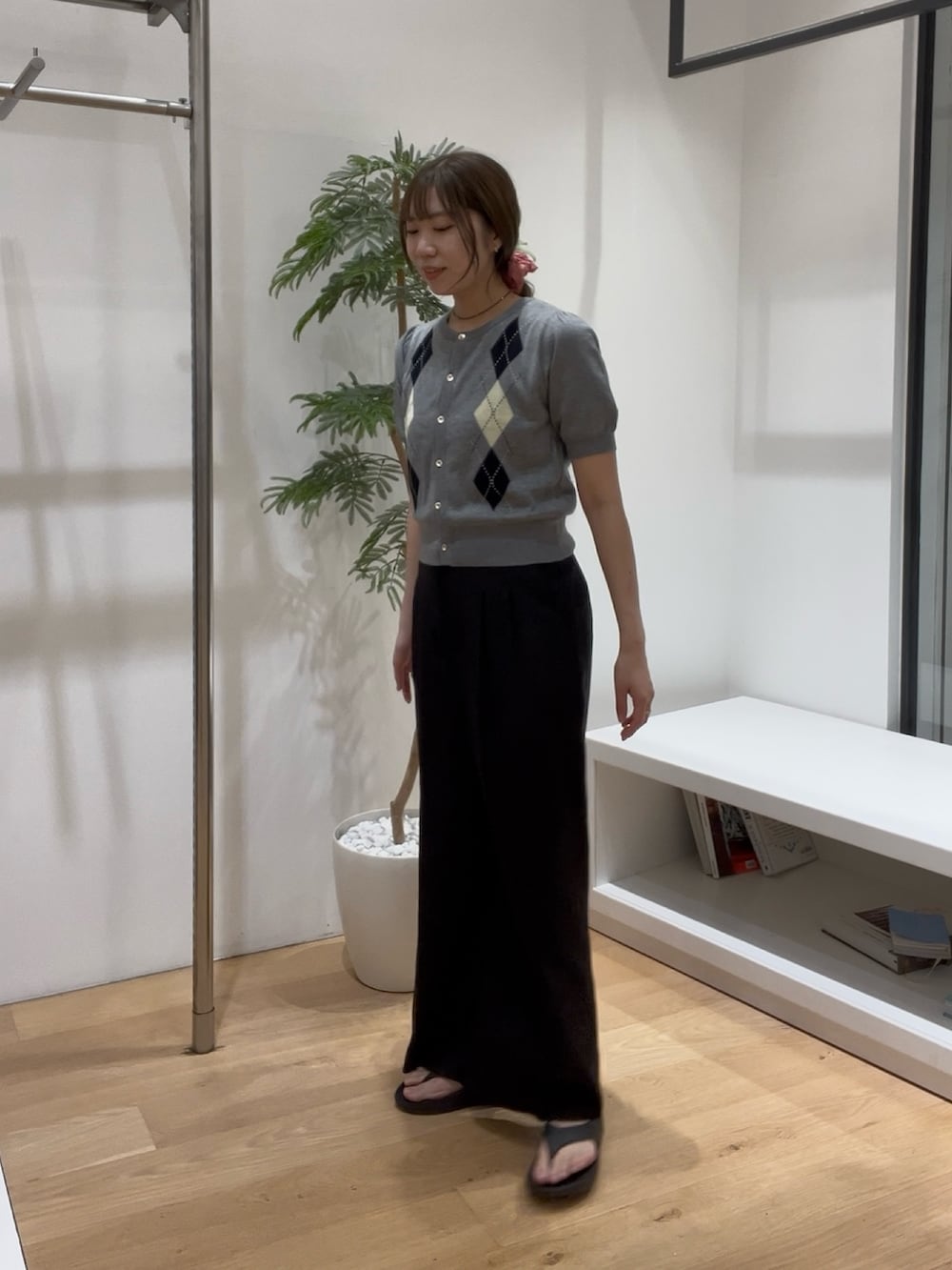 グレー系のカーディガン/ボレロ、ブラック系のその他パンツを着用したレディースの夏コーディネートの4枚目の写真
