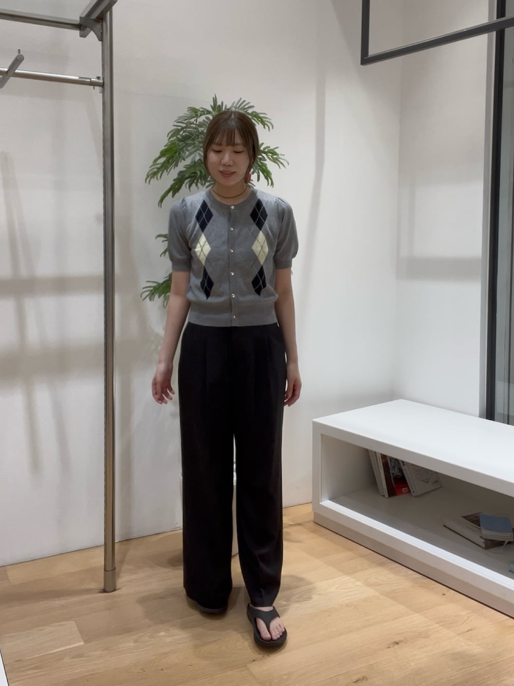 グレー系のカーディガン/ボレロ、ブラック系のその他パンツを着用したレディースの夏コーディネートの3枚目の写真