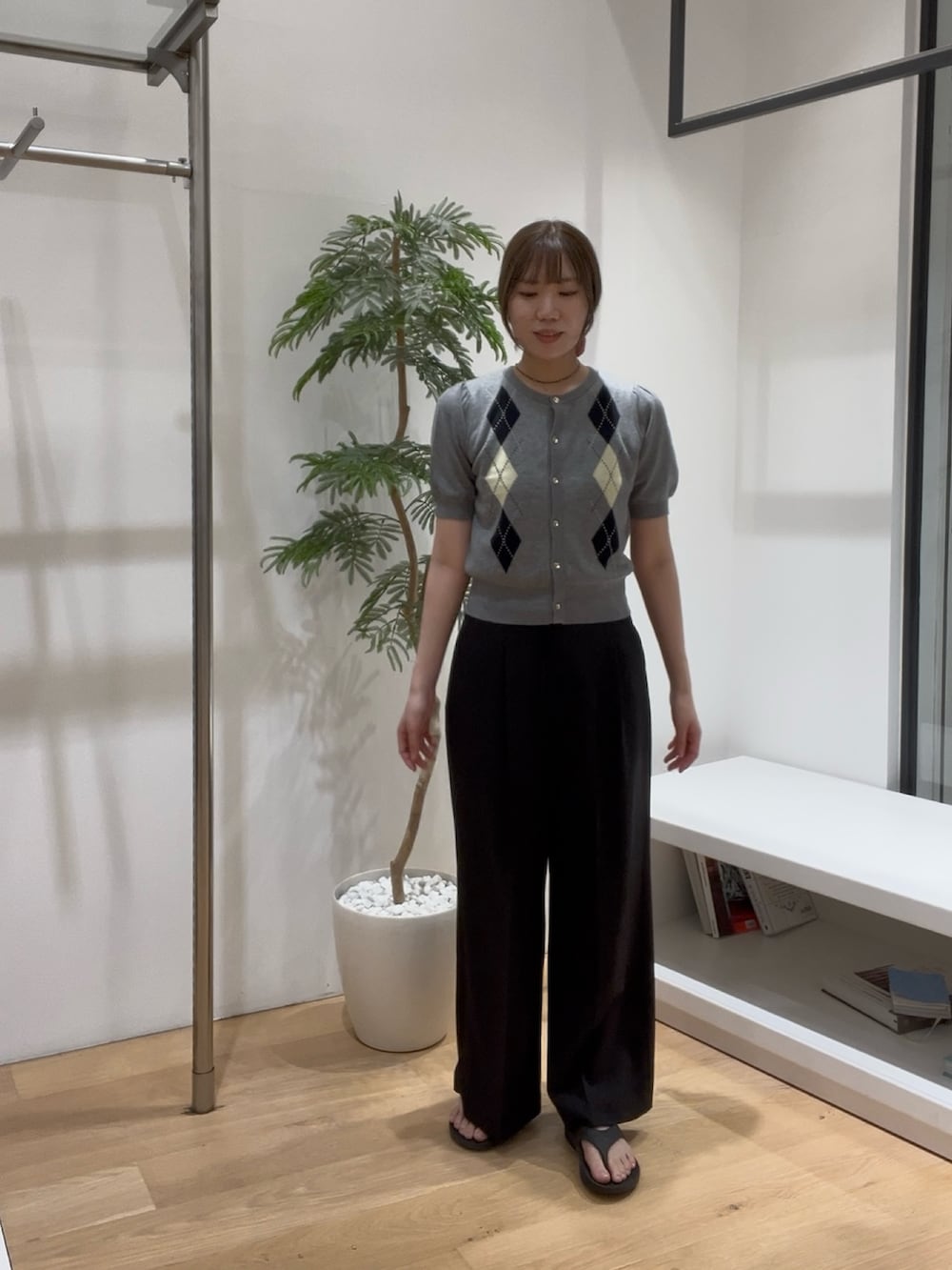 グレー系のカーディガン/ボレロ、ブラック系のその他パンツを着用したレディースの夏コーディネートの5枚目の写真