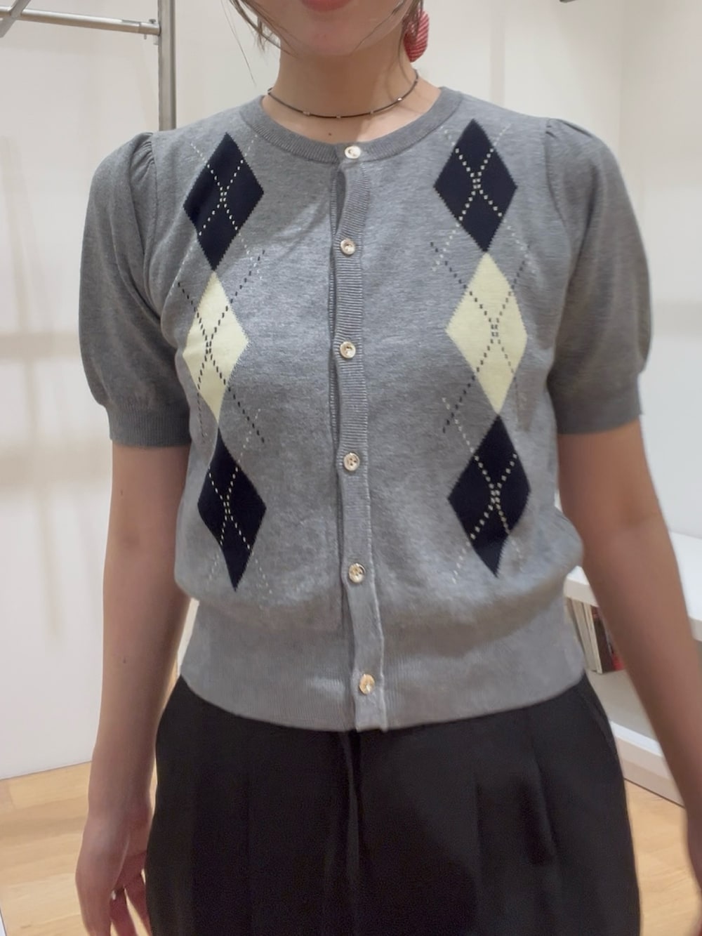 グレー系のカーディガン/ボレロ、ブラック系のその他パンツを着用したレディースの夏コーディネートの6枚目の写真