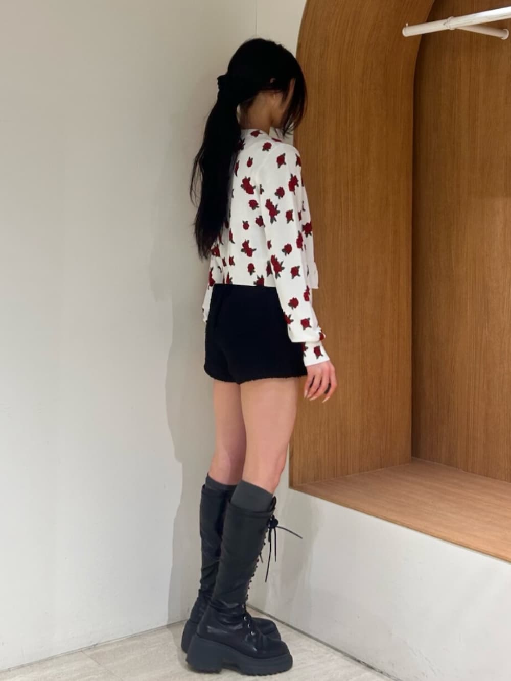 ブラック系のブーツ、ブラック系のその他パンツ、ホワイト系のカーディガン/ボレロを着用したレディースの春コーディネートの2枚目の写真