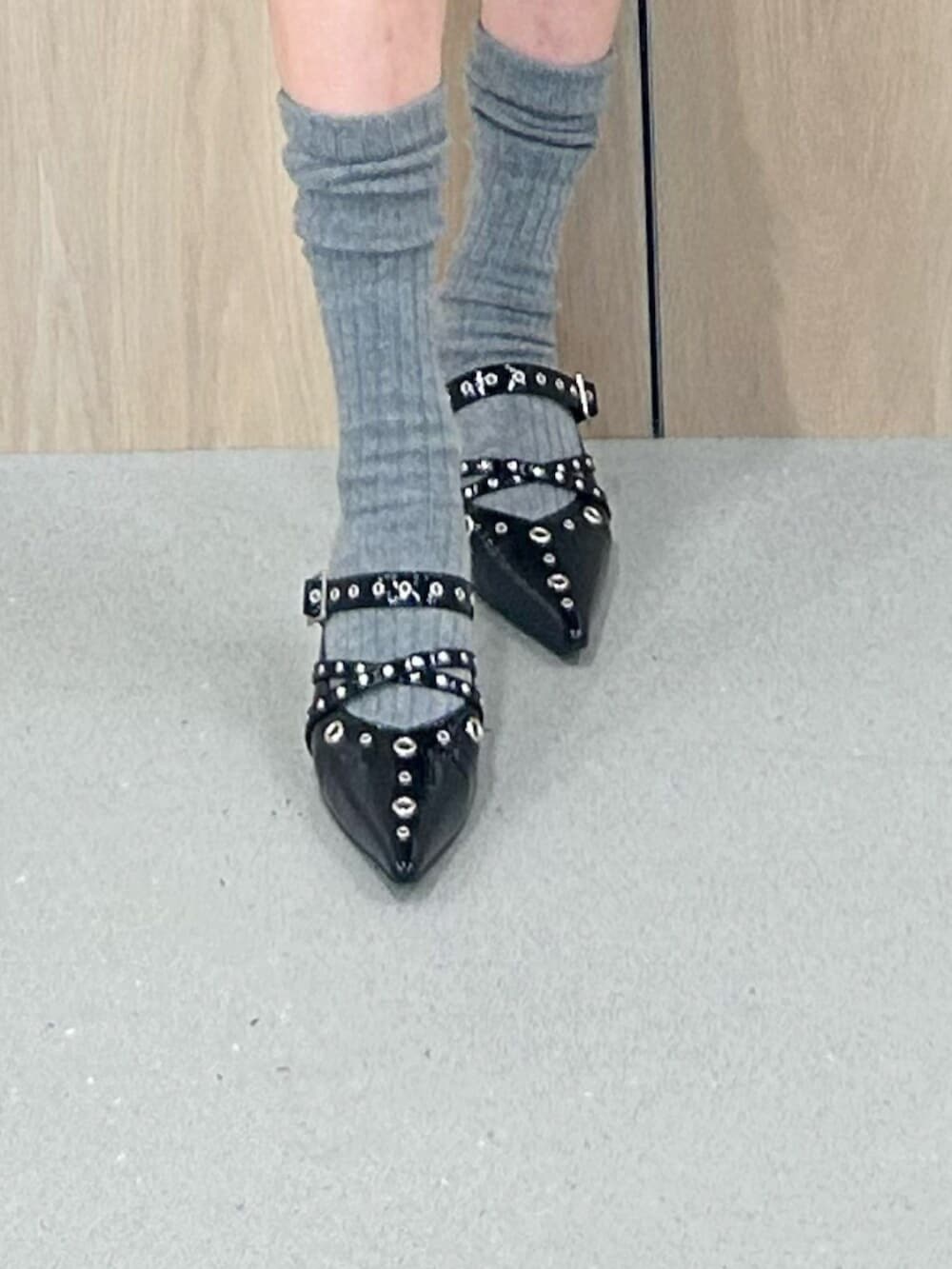 ブラック系のパンプス、グレー系のニット/セーター、グレー系のその他パンツを着用したレディースの春コーディネートの6枚目の写真