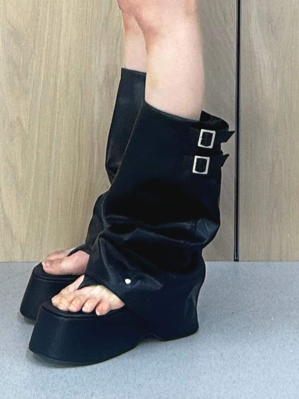 ブラウン系のその他パンツ、ブラック系のサンダル、ホワイト系のシャツ/ブラウスを着用したレディースの夏コーディネートの8枚目の写真