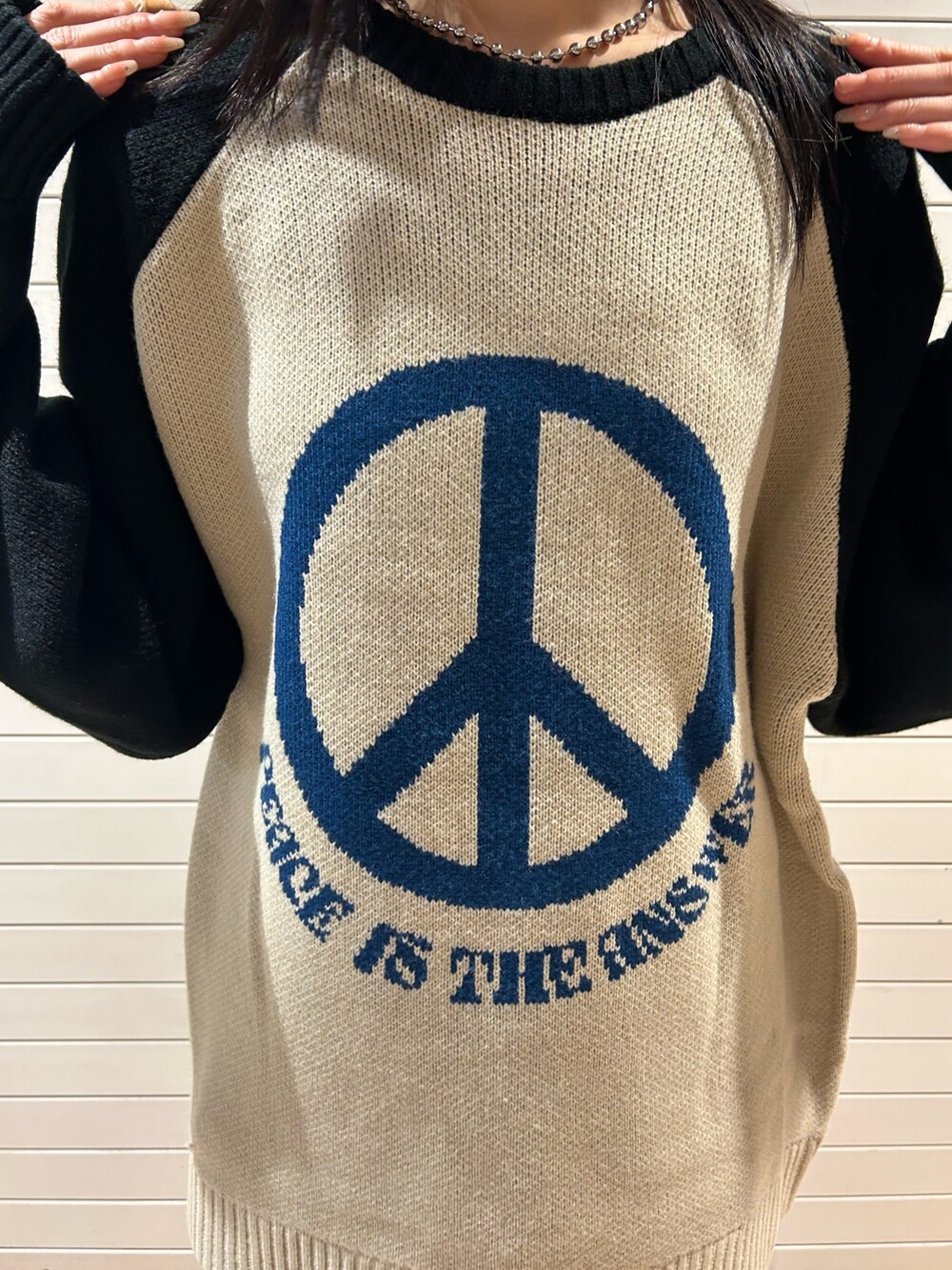 ホワイト系のニット/セーターを着用したレディースの秋コーディネートの5枚目の写真