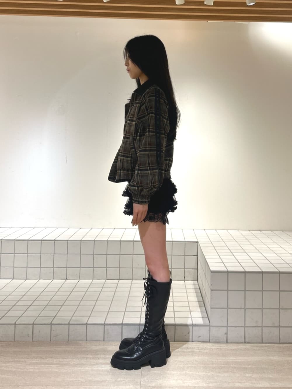 ブラック系のブーツ、ブラック系のその他パンツ、レッド系のブルゾンを着用したレディースの秋コーディネートの2枚目の写真