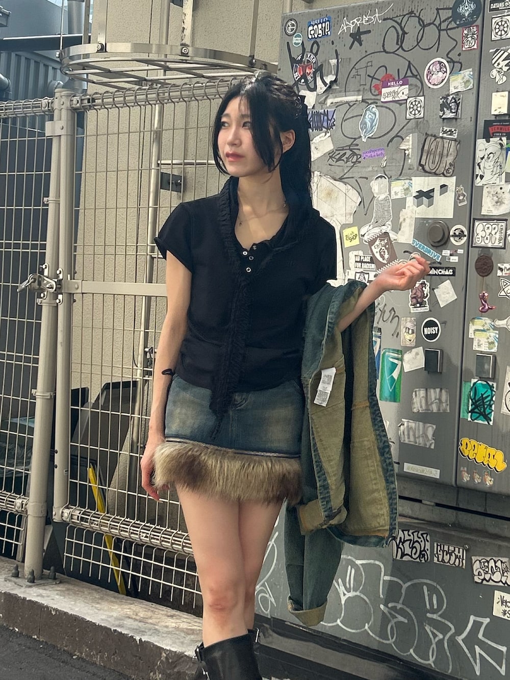 ブラック系のTシャツ/カットソー、ブラック系のブーツ、ブルー系のスカートを着用したレディースの夏コーディネートの4枚目の写真