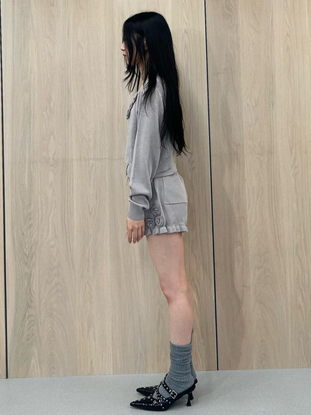 ブラック系のパンプス、グレー系のニット/セーター、グレー系のその他パンツを着用したレディースの春コーディネートの2枚目の写真