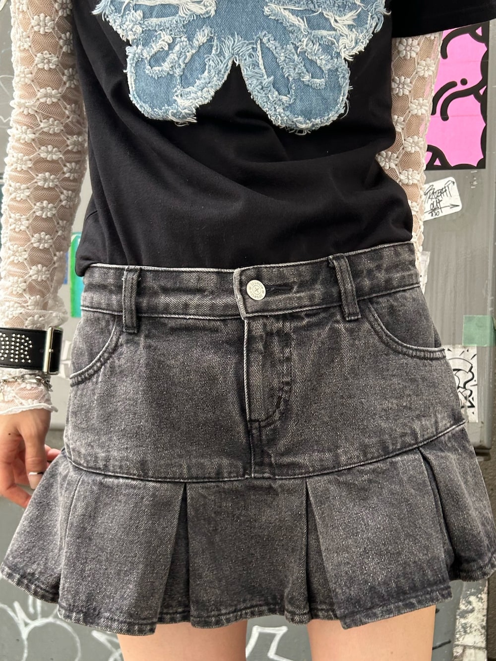 ブラック系のTシャツ/カットソー、ブラック系のデニムパンツ、ホワイト系のTシャツ/カットソーを着用したレディースの夏コーディネートの7枚目の写真