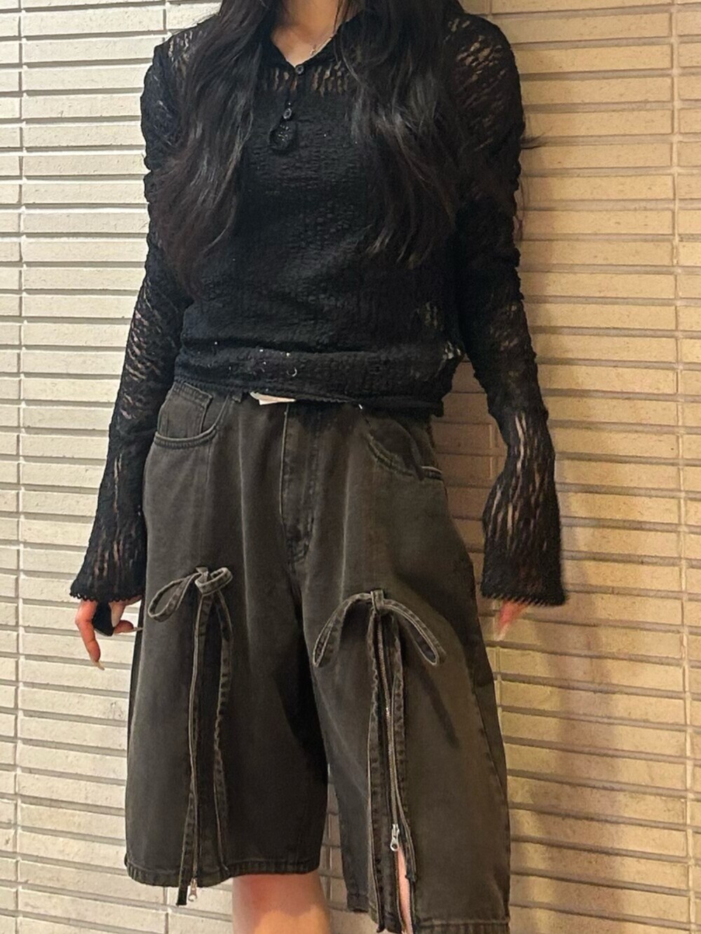 ブラック系のTシャツ/カットソー、ブラック系のデニムジャケット、ブラック系のデニムパンツを着用したレディースの秋コーディネートの5枚目の写真