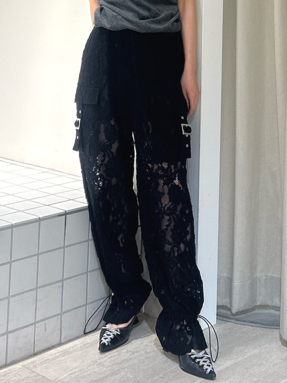ブラック系のパンプス、ブラック系のその他パンツ、グレー系のTシャツ/カットソーを着用したレディースの夏コーディネートの6枚目の写真