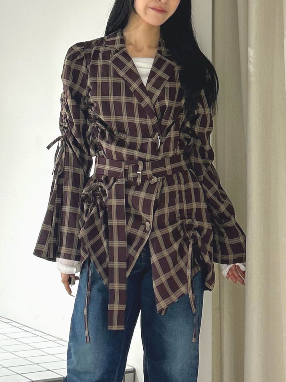 ブラック系のパンプス、レッド系のワンピース、ブルー系のデニムパンツを着用したレディースの秋コーディネートの5枚目の写真