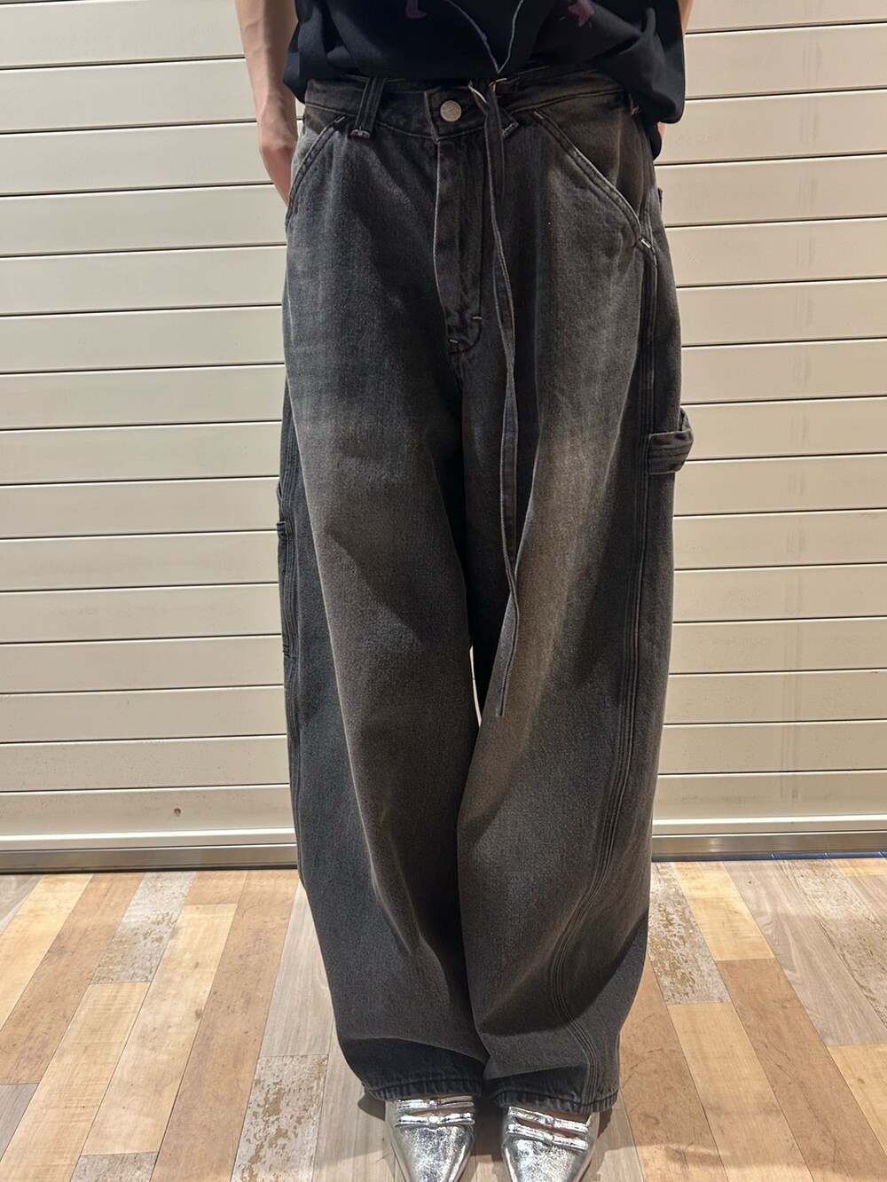 ブラック系のTシャツ/カットソー、ブラック系のデニムパンツ、シルバー系のパンプスを着用したレディースの夏コーディネートの6枚目の写真