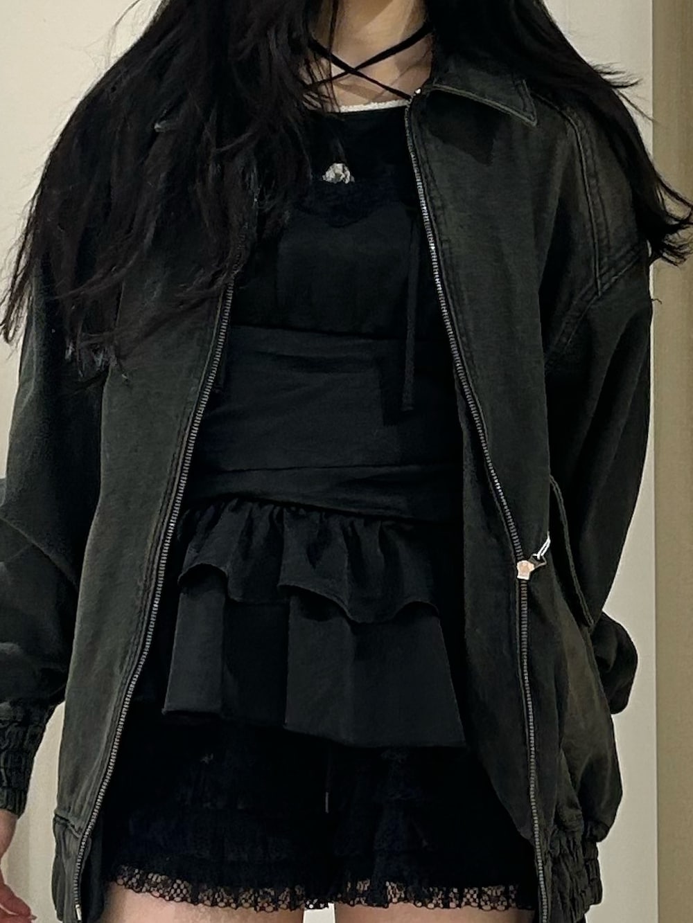 ブラック系のパンプス、ブラック系のTシャツ/カットソー、ブラック系のデニムジャケットを着用したレディースの春コーディネートの5枚目の写真