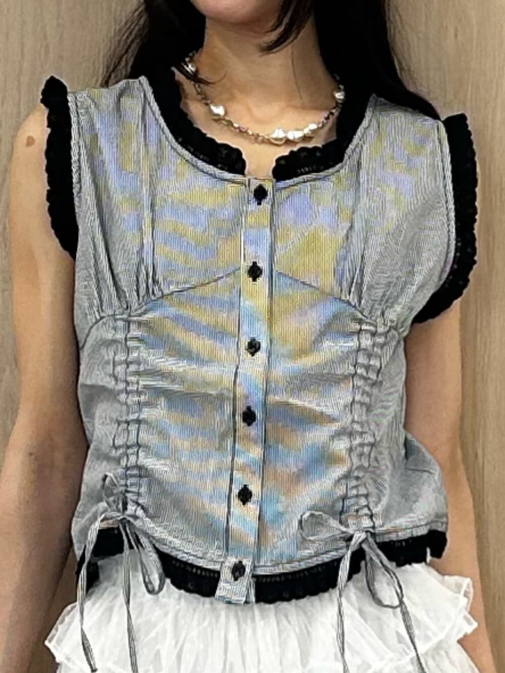 ブラック系のブーツ、ホワイト系のその他パンツ、ブラック系のシャツ/ブラウスを着用したレディースの夏コーディネートの5枚目の写真