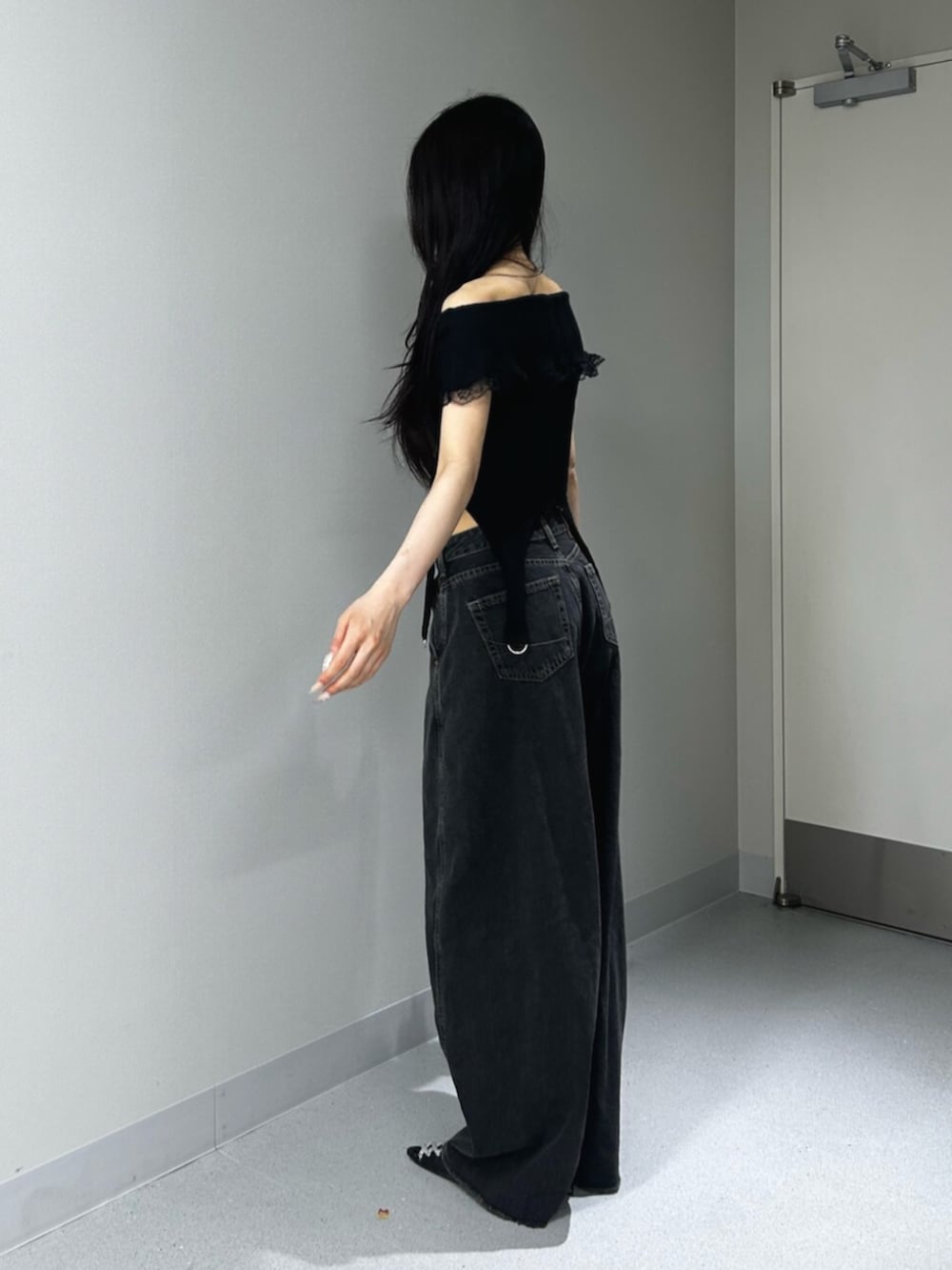 ブラック系のデニムパンツ、ブラック系のパンプス、ブラック系のTシャツ/カットソーを着用したレディースの夏コーディネートの2枚目の写真