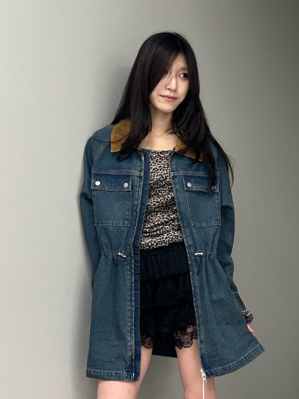 ブラック系のブーツ、ブラック系のその他パンツ、ブルー系のブルゾンを着用したレディースの秋コーディネートの4枚目の写真