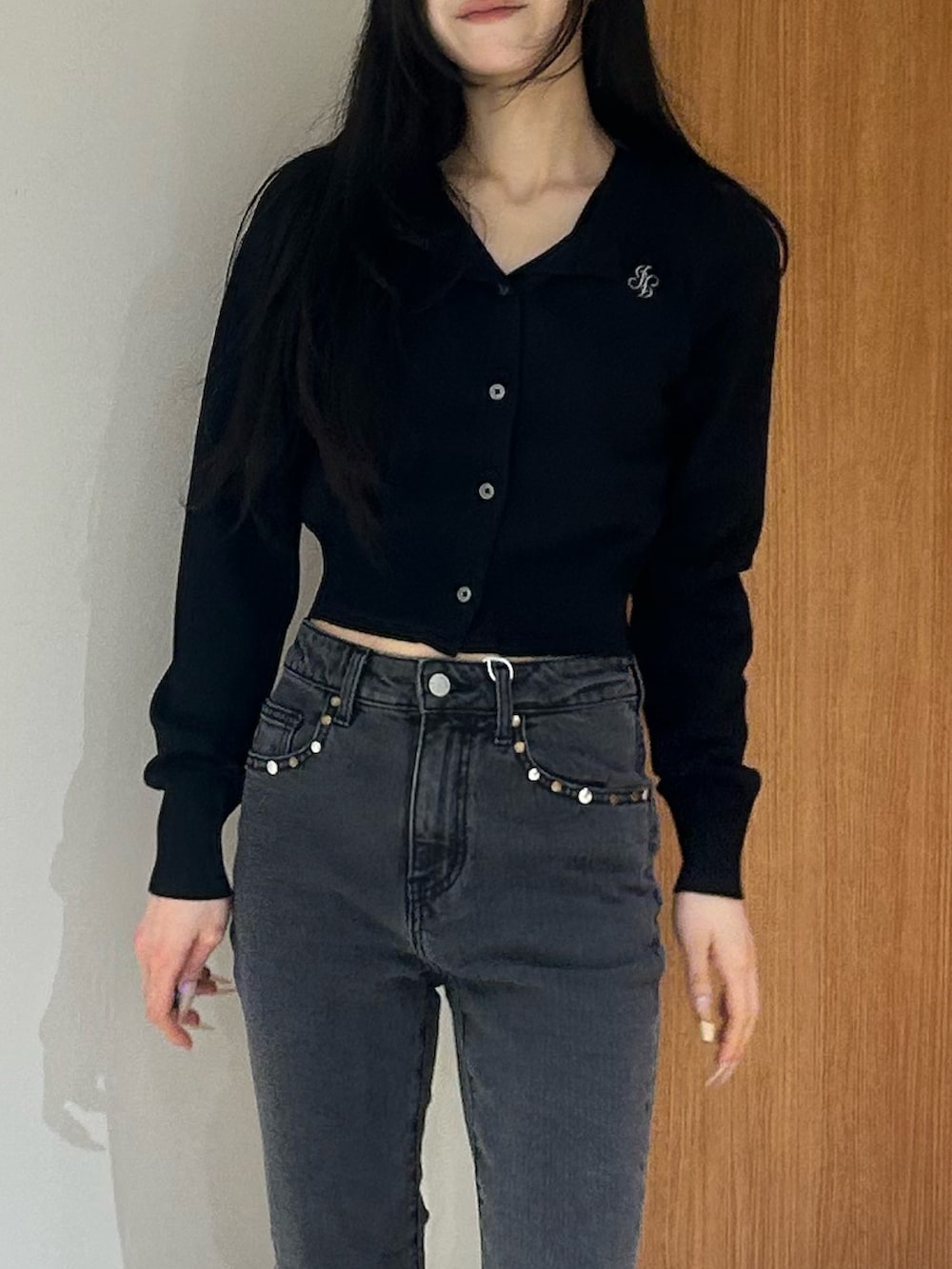 ブラック系のカーディガン/ボレロ、ブラック系のデニムパンツ、ブラック系のパンプスを着用したレディースの春コーディネートの4枚目の写真