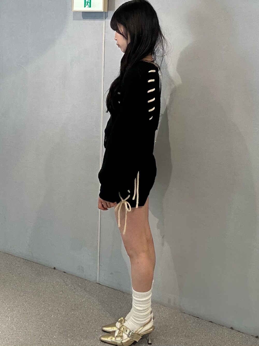 ブラック系のカーディガン/ボレロ、ブラック系のその他パンツ、ゴールド系のパンプスを着用したレディースの秋コーディネートの2枚目の写真