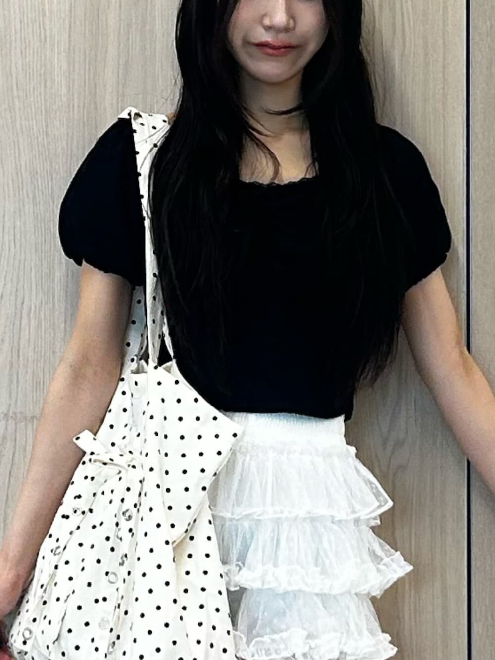 ブラック系のブーツ、ブラック系のシャツ/ブラウス、ホワイト系のその他パンツを着用したレディースの夏コーディネートの5枚目の写真
