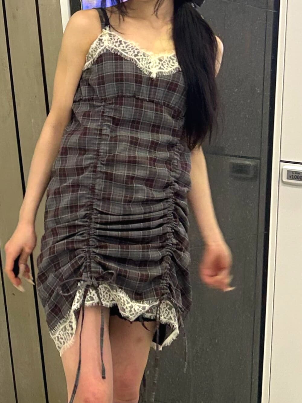 ブラック系のブーツ、ホワイト系のカーディガン/ボレロ、ブラック系のワンピースを着用したレディースの春コーディネートの6枚目の写真