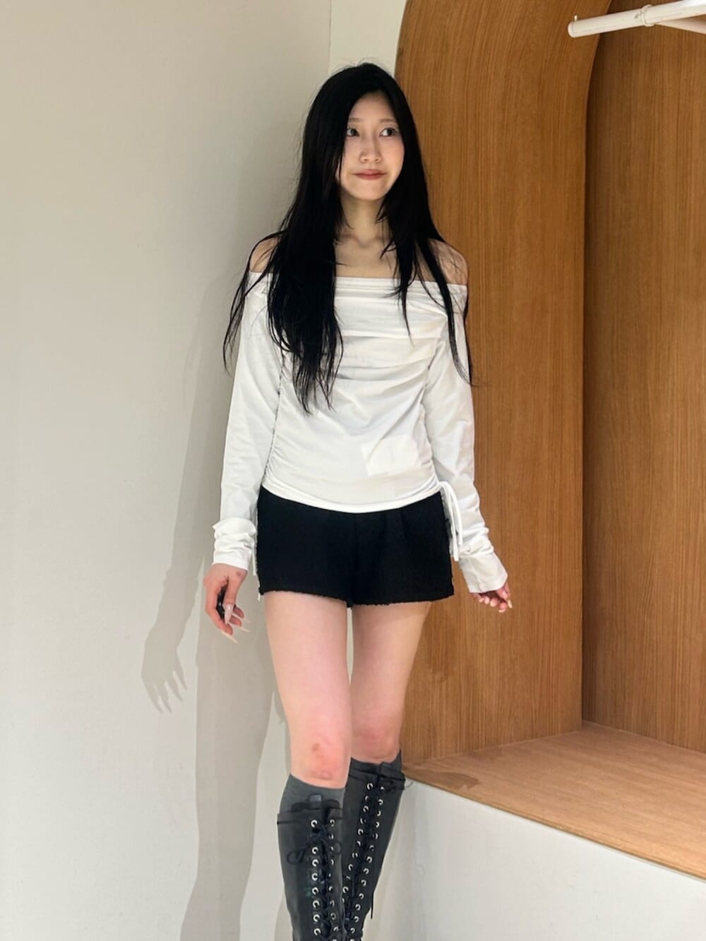 ブラック系のブーツ、ブラック系のその他パンツ、ホワイト系のTシャツ/カットソーを着用したレディースの春コーディネートの4枚目の写真