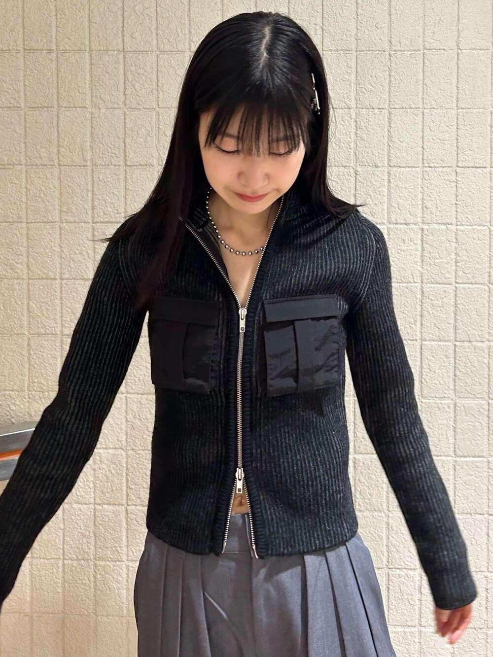 ブラック系のニット/セーター、グレー系のその他パンツを着用したレディースの秋コーディネートの3枚目の写真