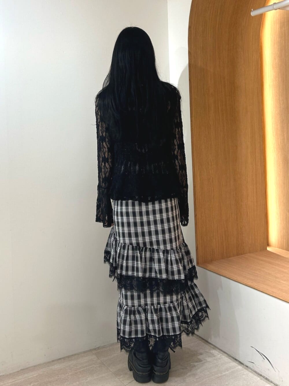 ブラック系のシャツ/ブラウス、ブラック系のワンピースを着用したレディースの夏コーディネートの3枚目の写真