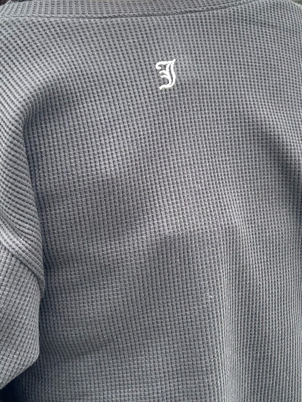 ブラック系のその他パンツ、ブラック系のTシャツ/カットソー、ブラック系のタンクトップを着用したレディースの夏コーディネートの8枚目の写真