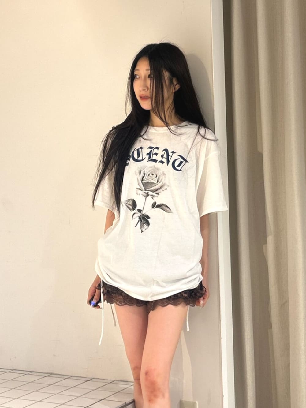 ブラウン系のその他パンツ、ブラック系のサンダル、ホワイト系のTシャツ/カットソーを着用したレディースの夏コーディネートの4枚目の写真